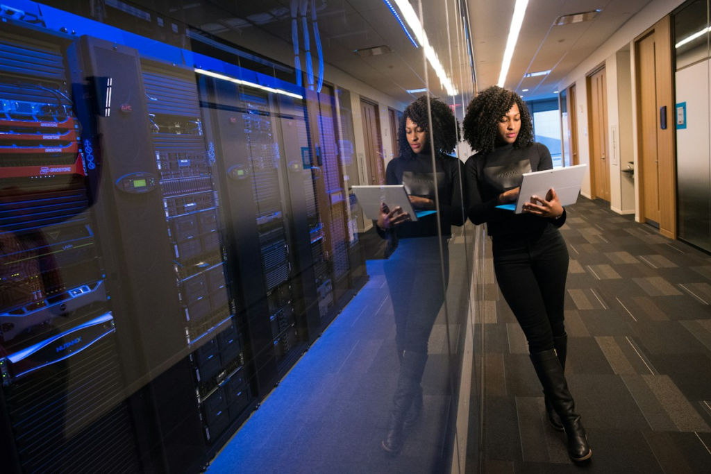 In-House vs Outsourced IT Support for Small Businesses